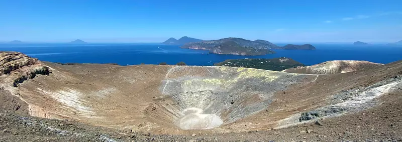 Panorama delle Eolie dal cratere di Vulcano