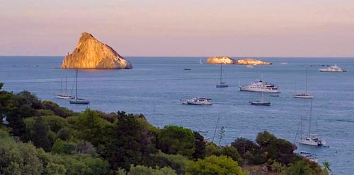 Belvedere di Panarea al tramonto con vista su Dattilo e Lisca Bianca